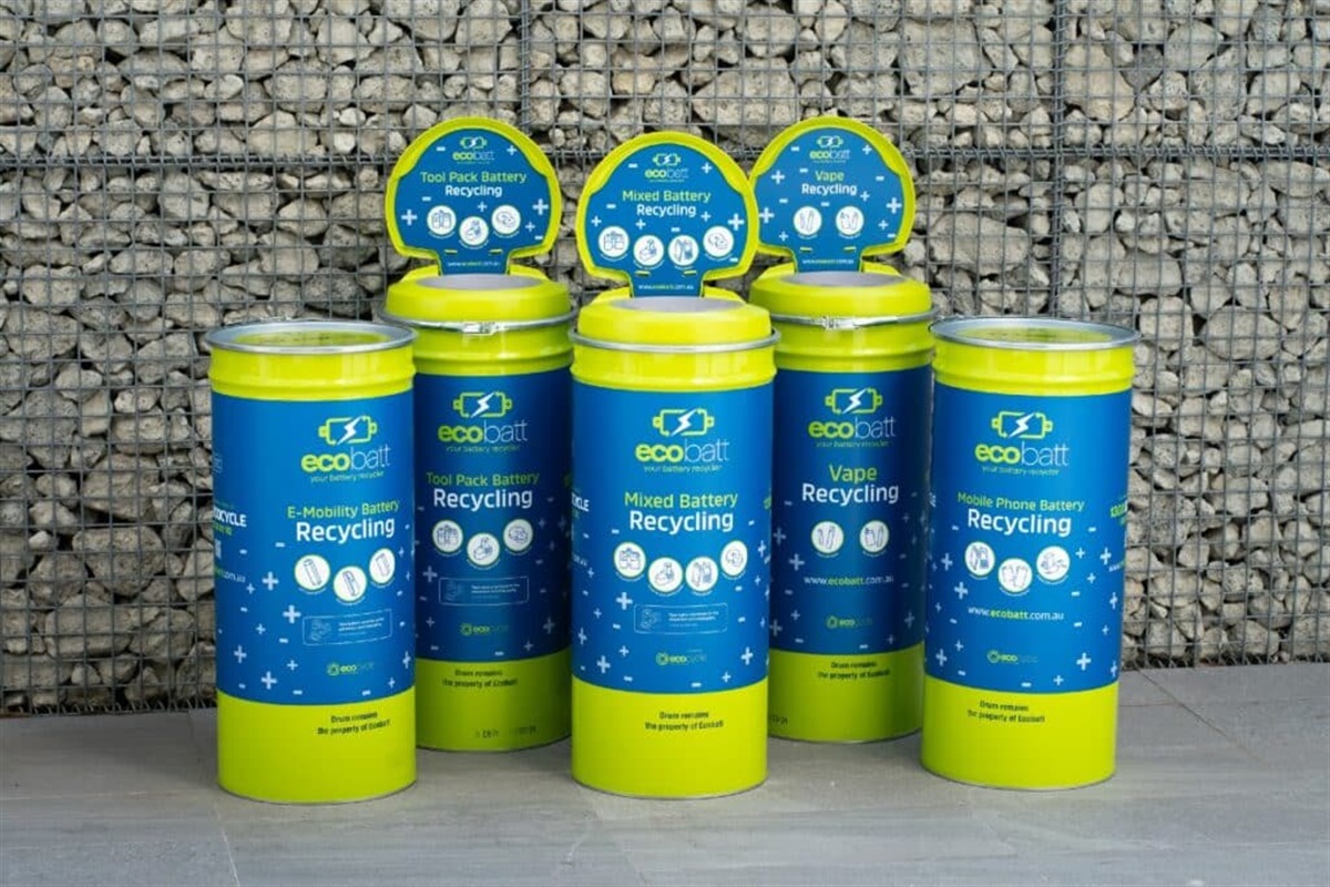 Infographic showing correct vape disposal in e-waste bins versus incorrect trash disposal.